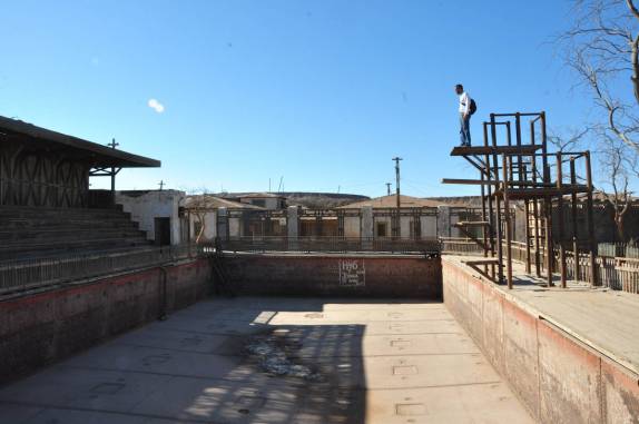 A piscina pública de Humberstone, feita com casco de navio naufragado (próximo à Iquique - Chile)